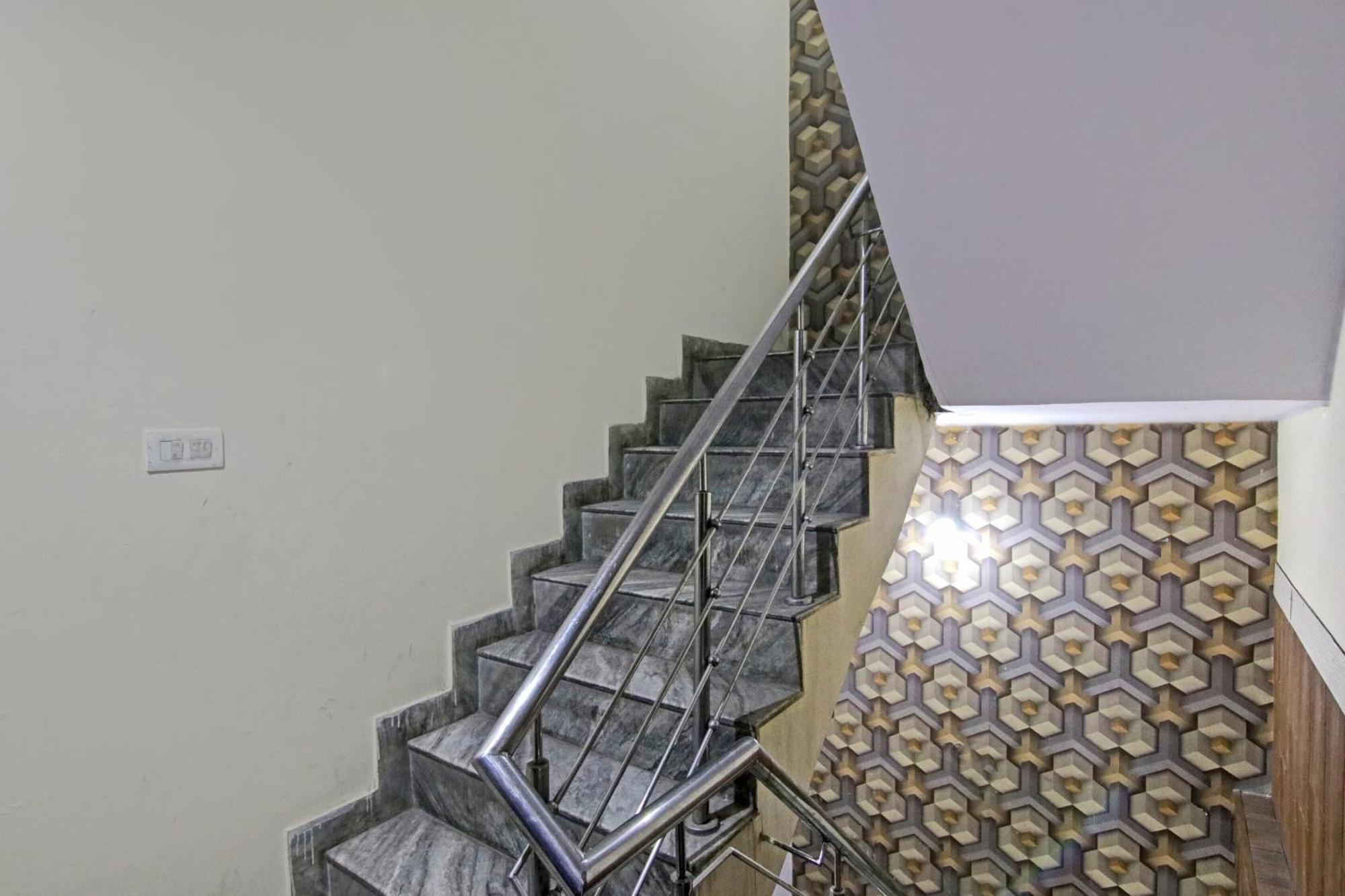 Flagship Hotel Decent Stay Near Pvr Vikaspuri Delhi Yeni Delhi Dış mekan fotoğraf